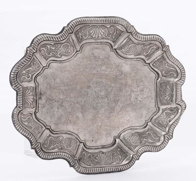 Vassoio/piatto in Argento Fuso, Sbalzato ed Inciso, Punzoni Romani del XVIII Secolo