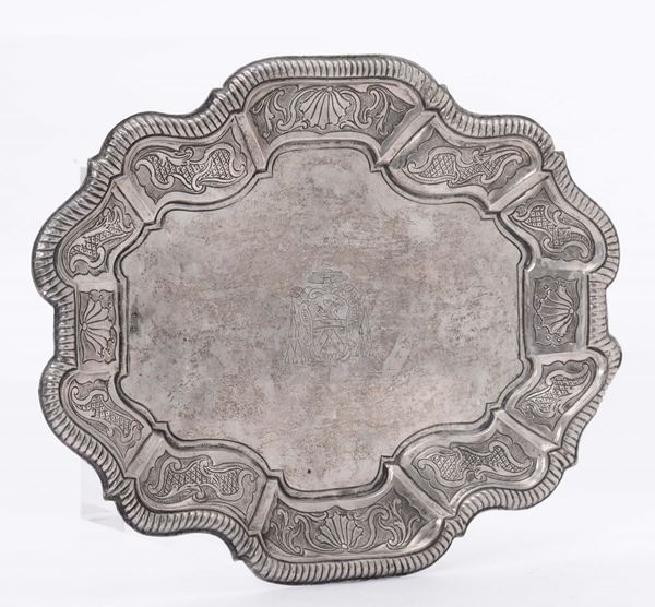 Vassoio/piatto in argento fuso, sbalzato ed inciso, punzoni romani del XVIII secolo