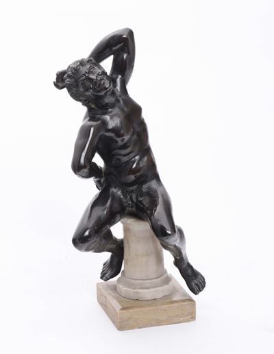 Scultura in Bronzo Fuso e Cesellato Raffigurante Figura Mitologica su Base in Marmo Bianco a Semi...