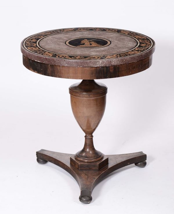 Tavolino circolare con piano in scagliola con rosone centrale e fascia, XIX secolo