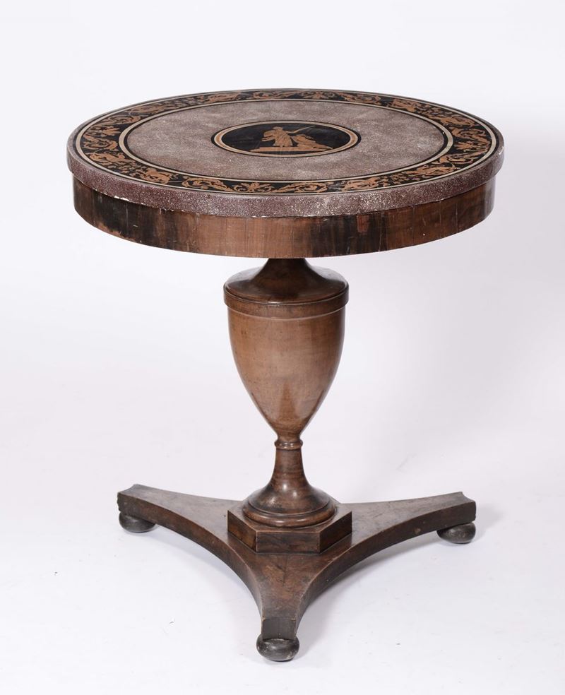Tavolino circolare con piano in scagliola con rosone centrale e fascia, XIX secolo  - Asta Antiquariato e Dipinti Antichi - Cambi Casa d'Aste