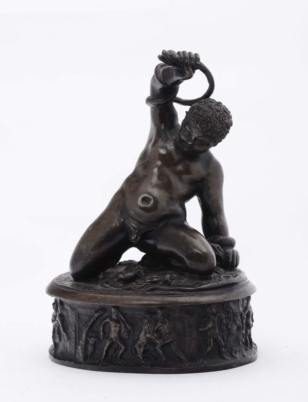 Scultura in bronzo fuso e cesellato raffigurante “Ercole bambino che lotta con i serpenti”, arte italiana neoclassica XVIII-XIX secolo