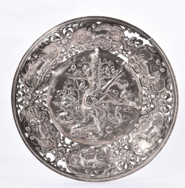Grande piatto da parata in argento sbalzato e traforato, XVIII secolo