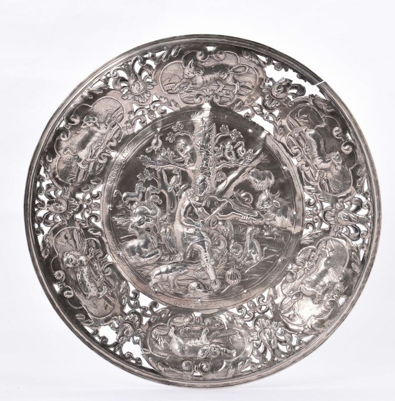 Grande piatto da parata in argento sbalzato e traforato, XVIII secolo  - Asta Argenti e Gioielli - Cambi Casa d'Aste