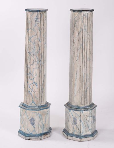 Coppia di Colonne in Legno Laccato e Dipinto a Finto Marmo, XIX Secolo
