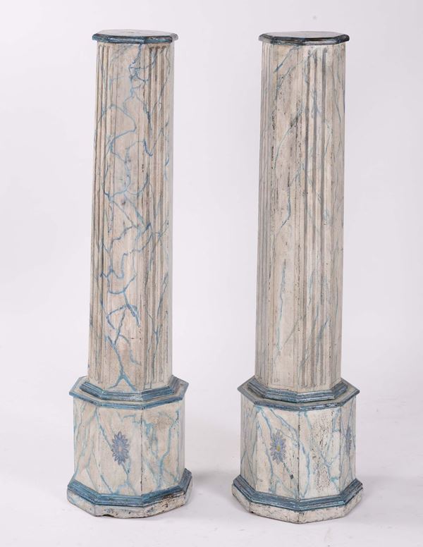Coppia di colonne in legno laccato e dipinto a finto marmo, XIX secolo