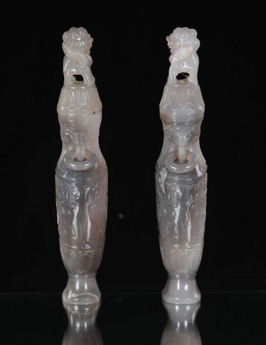 Coppia di Vasi in Agata con Coperchi Sormontati da Figure di Cani di Pho, Cina, Dinastia Qing, XI...