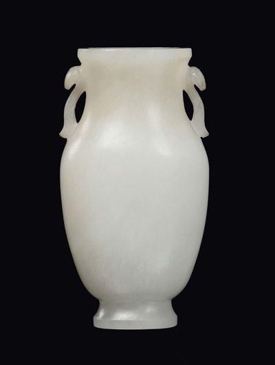 Bel Vasetto in Giada Bianca con Anse a Forma di Ruyi, Cina, Dinastia Qing, Epoca Qianlong (1736-1...