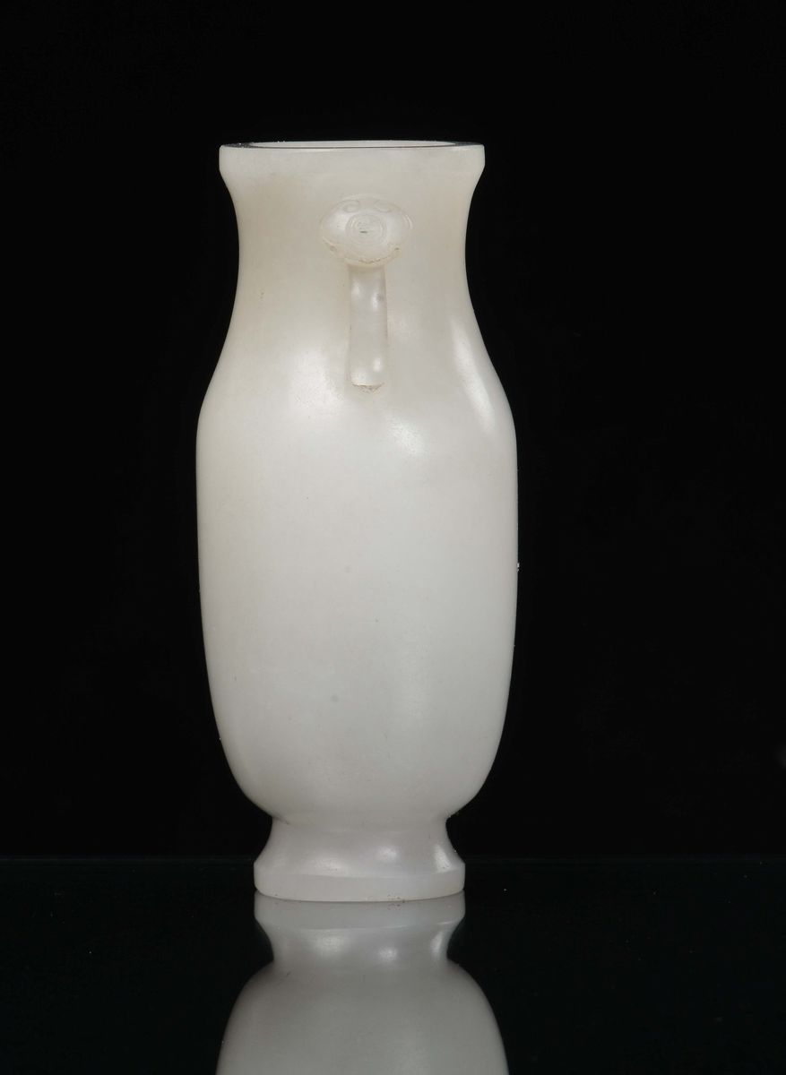 Bel Vasetto in Giada Bianca con Anse a Forma di Ruyi, Cina, Dinastia Qing, Epoca Qianlong (1736-1...