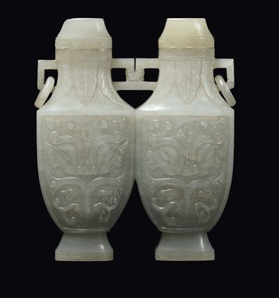 Vaso a Doppio Corpo in Giada Bianca Celadon Inciso con Gusto Arcaico, Cina, Dinastia Qing, XIX Se...