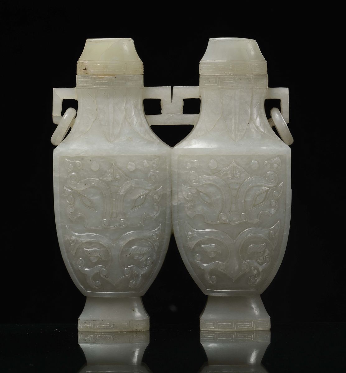 Vaso a Doppio Corpo in Giada Bianca Celadon Inciso con Gusto Arcaico, Cina, Dinastia Qing, XIX Se...