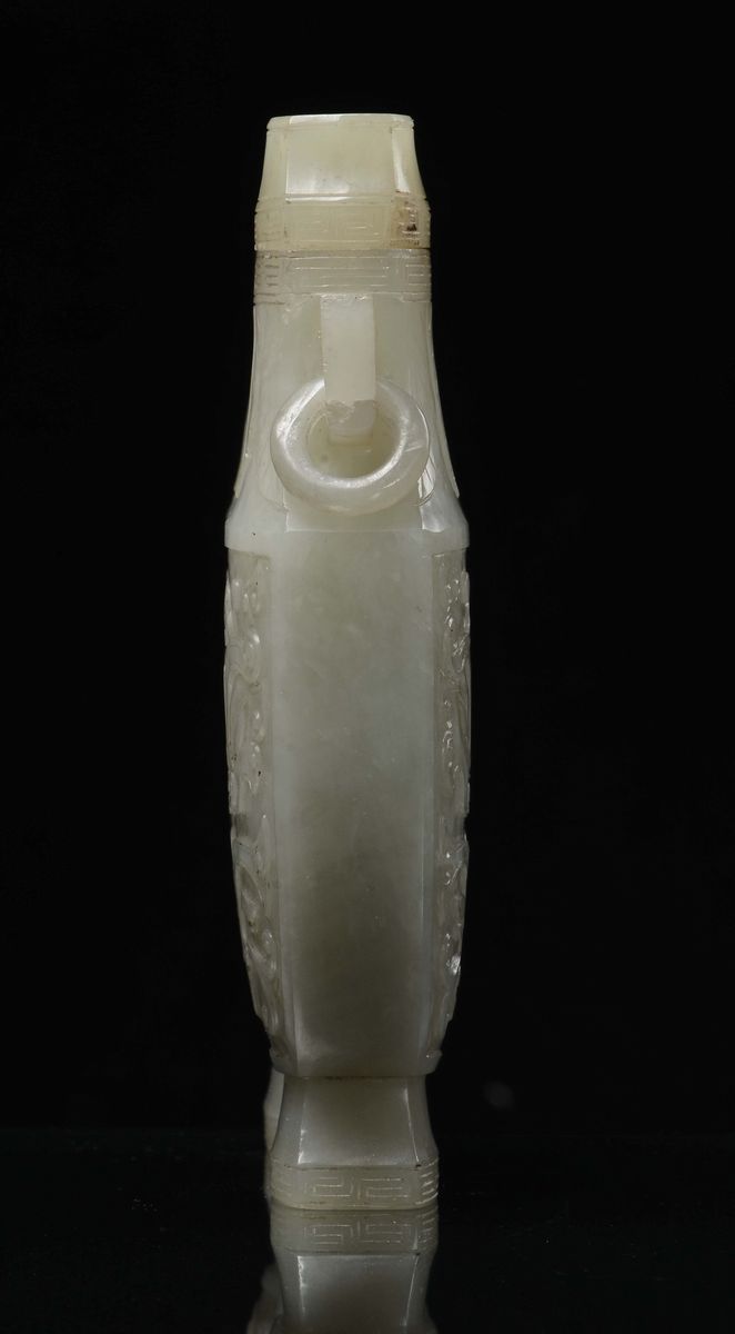 Vaso a Doppio Corpo in Giada Bianca Celadon Inciso con Gusto Arcaico, Cina, Dinastia Qing, XIX Se...