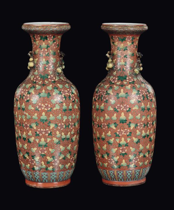 Rara coppia di vasi in porcellana a fondo arancione con frutta, Cina, Dinastia Qing, XIX secolo