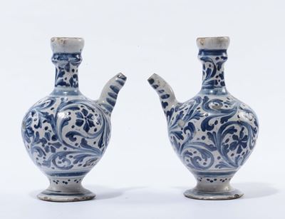 Oppia di Brocche in Maiolica Bianca e Blu, Caltagirone, XVIII Secolo