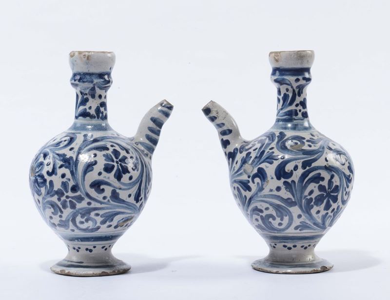 oppia di brocche in maiolica bianca e blu, Caltagirone, XVIII secolo  - Auction Antique and Old Masters - Cambi Casa d'Aste