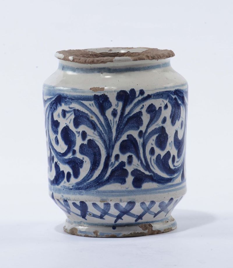 Albarello in maiolica a decoro bianco e blu, Caltagirone, XVIII secolo  - Asta Antiquariato e Dipinti Antichi - Cambi Casa d'Aste