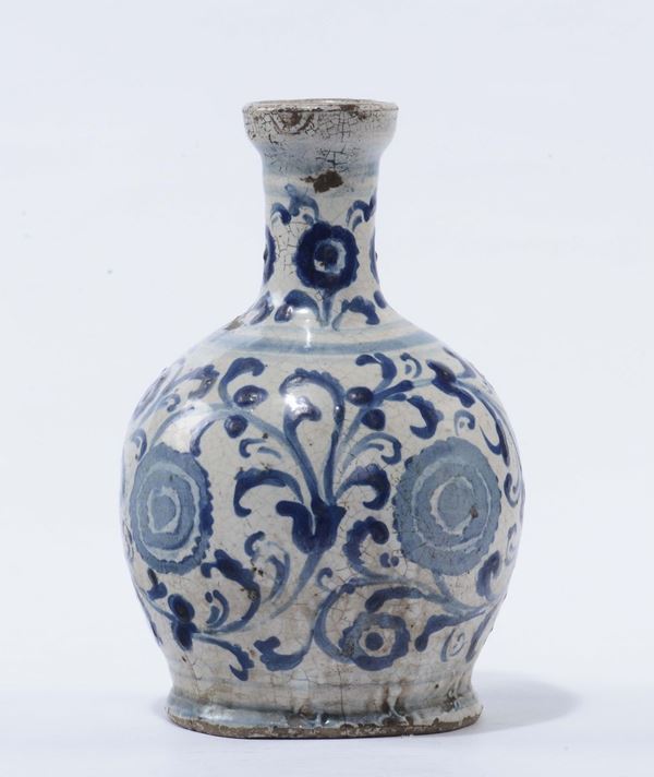 Vaso da farmacia in maiolica bianca e blu, Caltagirone XVII secolo