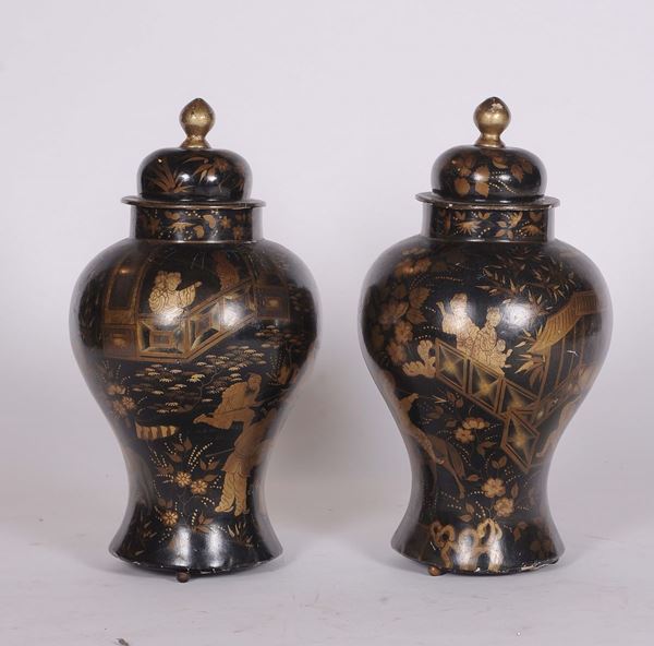 Coppia di vasi con coperchio in lacca nera decorati in oro, Cina