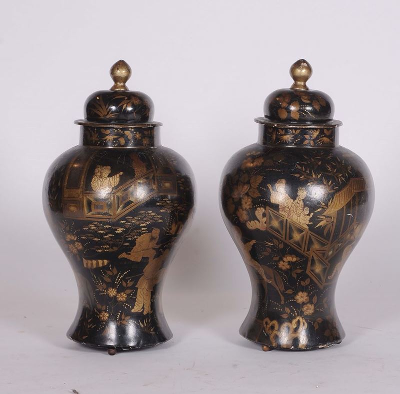 Coppia di vasi con coperchio in lacca nera decorati in oro, Cina  - Asta Antiquariato e Dipinti Antichi - Cambi Casa d'Aste