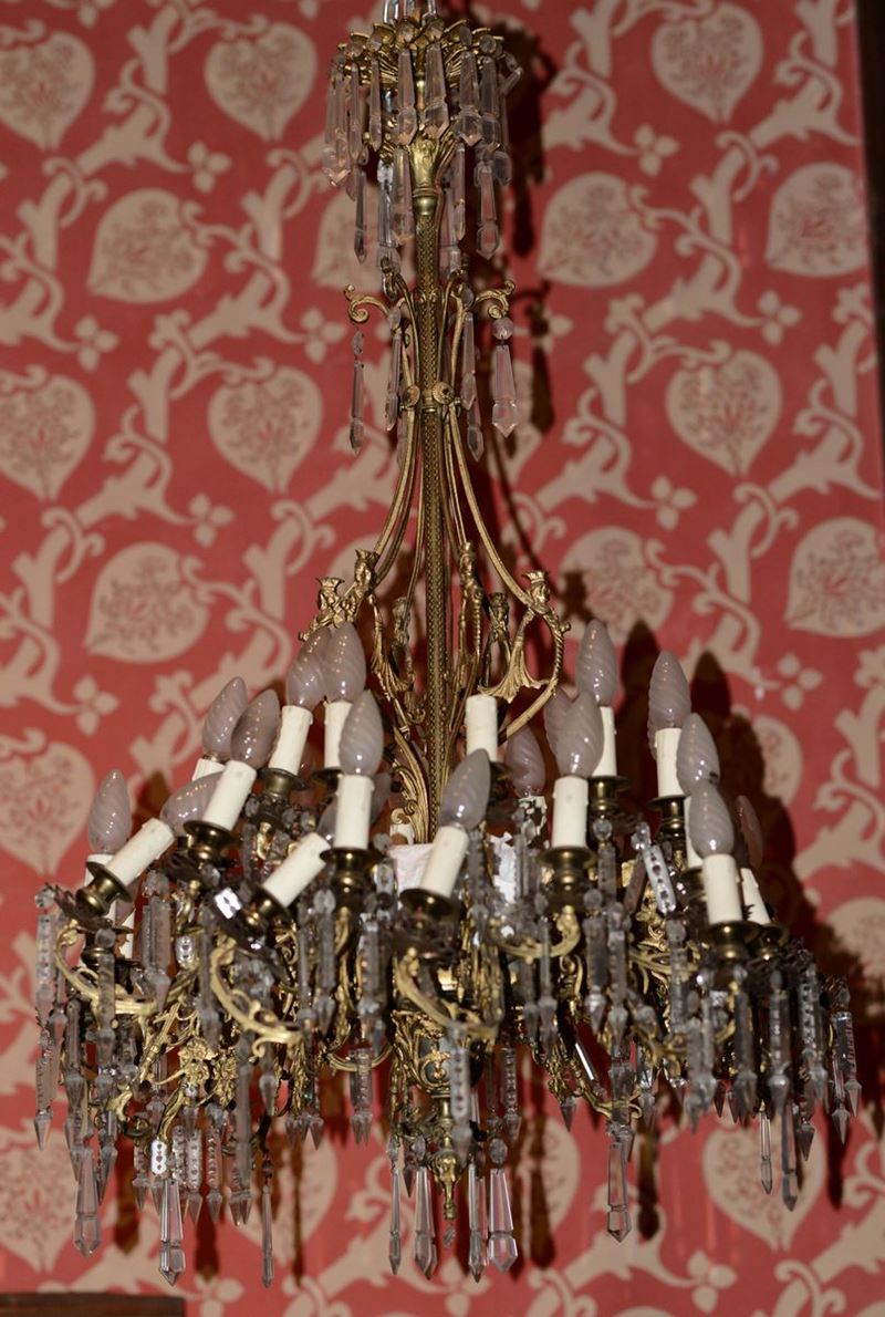 Lampadario in bronzo e cristalli, XIX secolo  - Asta Arredi dalle dimore degli eredi Ercole Marelli e altre provenienze - Cambi Casa d'Aste