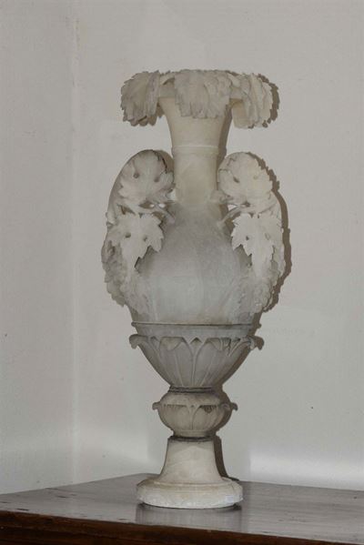 Coppia di Vasi in Alabastro Scolpito, XIX Secolo