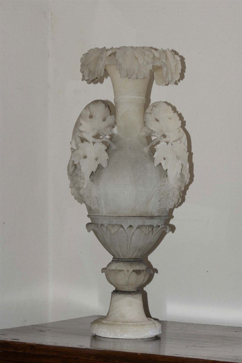 Coppia di vasi in alabastro scolpito, XIX secolo  - Asta Arredi dalle dimore degli eredi Ercole Marelli e altre provenienze - Cambi Casa d'Aste