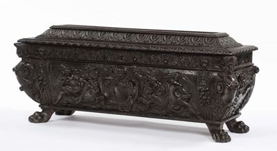 Modello di Cassapanca Scolpita in Legno di Noce, Arte Italiana del XIX Secolo
