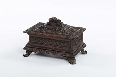 Piccola Cassina in Noce Scolpito, XIX Secolo