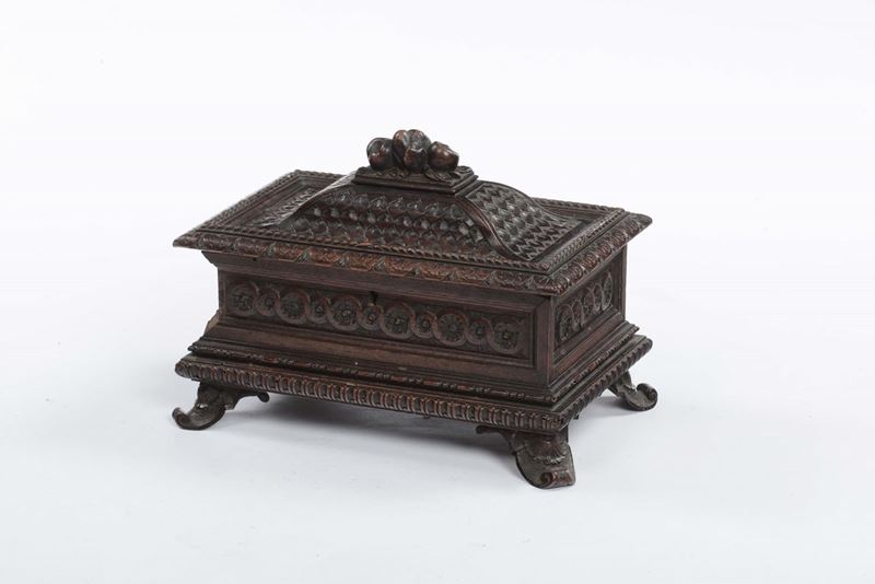 Piccola cassina in noce scolpito, XIX secolo  - Asta Antiquariato e Dipinti Antichi - Cambi Casa d'Aste