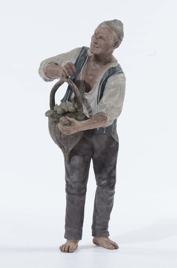 Figura maschile con cesto in terracotta policroma, XX secolo