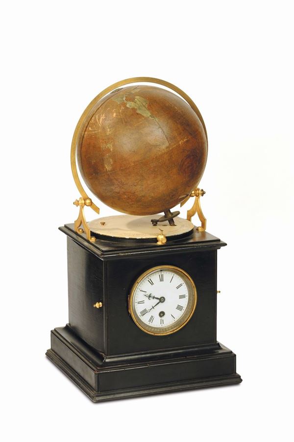 Orologio da tavolo in legno ebanizzato con globo terrestre, Francia XX secolo