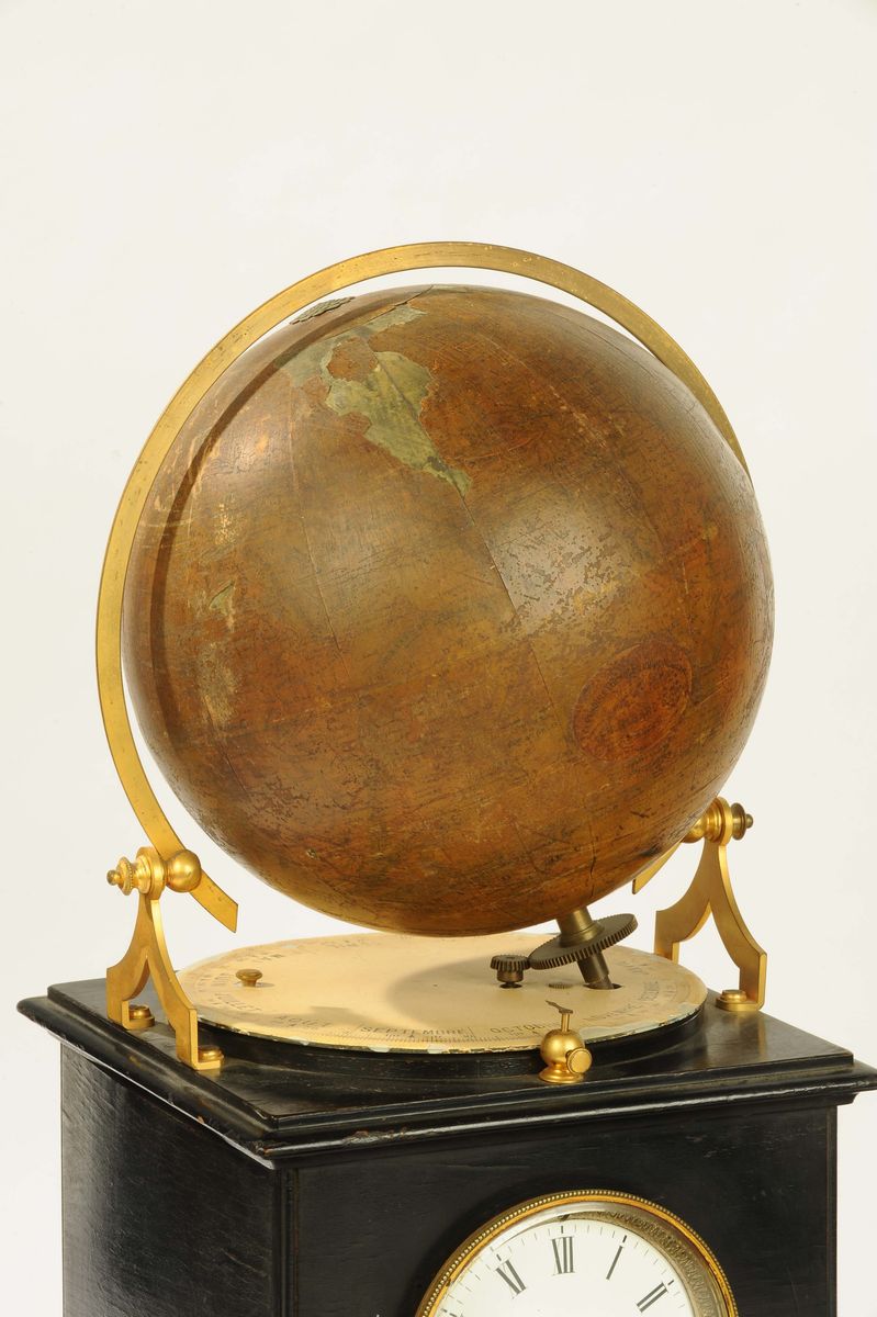 Orologio da Tavolo in Legno Ebanizzato con Globo Terrestre, Francia XX Secolo