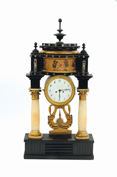 Orologio a Tempietto con Colonne in Alabastro
