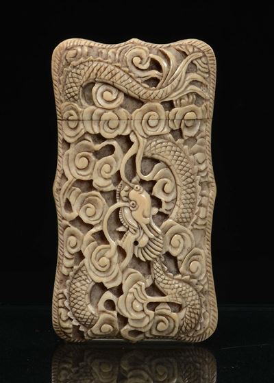 Portabiglietti in Avorio Scavato a Guisa di Drago, Cina, Canton, Dinastia Qing, XIX Secolo