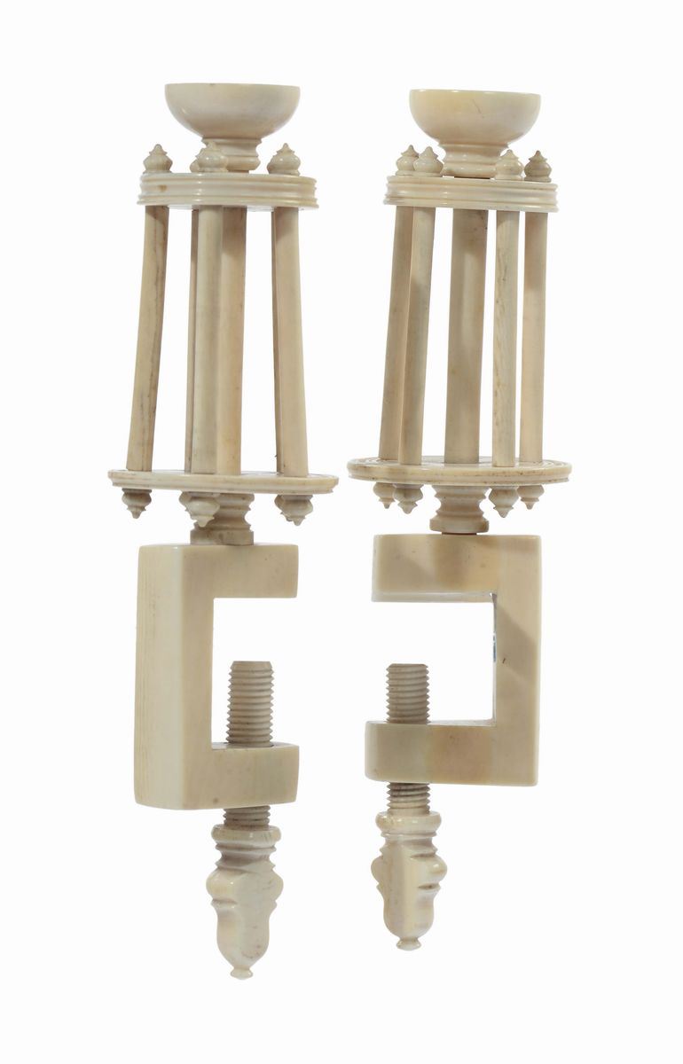 Coppia di porta rocchetti in avorio, XVIII-XIX secolo  - Asta Antiquariato, Affidamenti da raffinate dimore private - Cambi Casa d'Aste