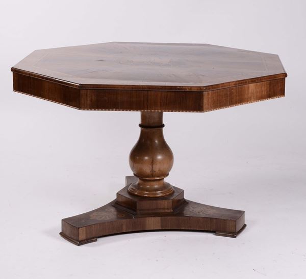 Tavolo ottagonale Carlo X lastronato ed intarsiato, Emilia XIX secolo