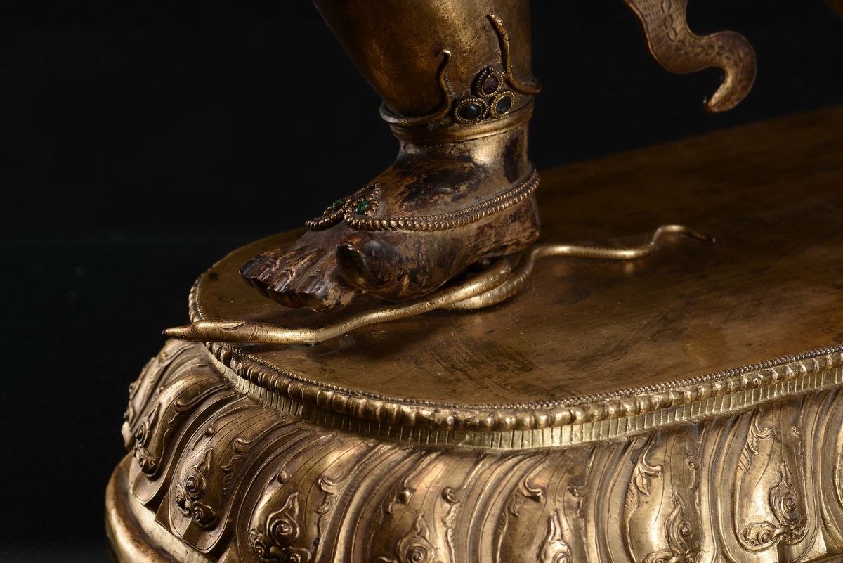 Grande ed Importante Figura in Bronzo Dorato e Rame di Vajrapani, Cina, Dinastia Qing, XVIII Seco...