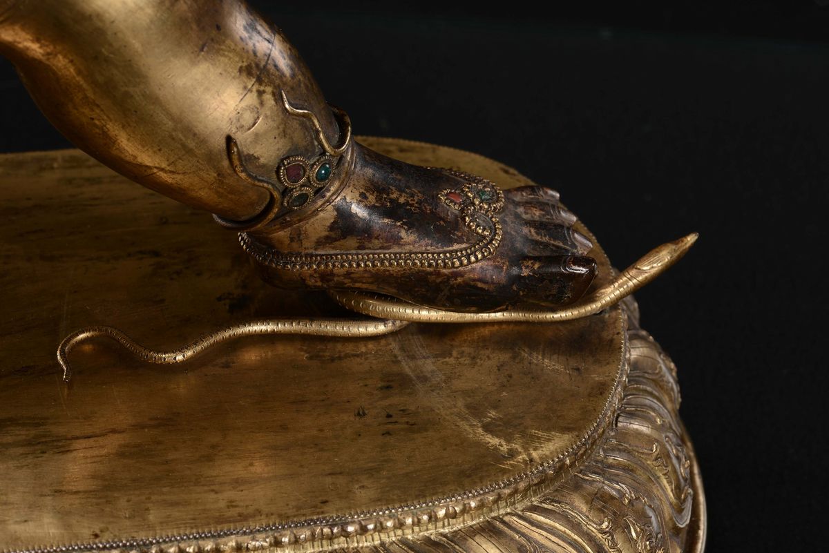 Grande ed Importante Figura in Bronzo Dorato e Rame di Vajrapani, Cina, Dinastia Qing, XVIII Seco...