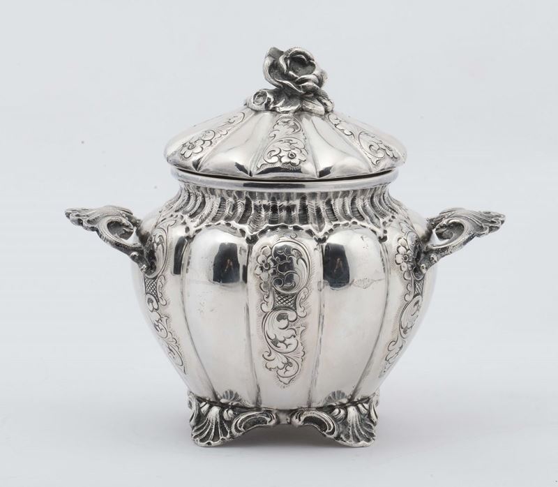 Zuccheriera biansata in argento in stile settecentesco, XX secolo  - Asta Argenti e Gioielli - Cambi Casa d'Aste
