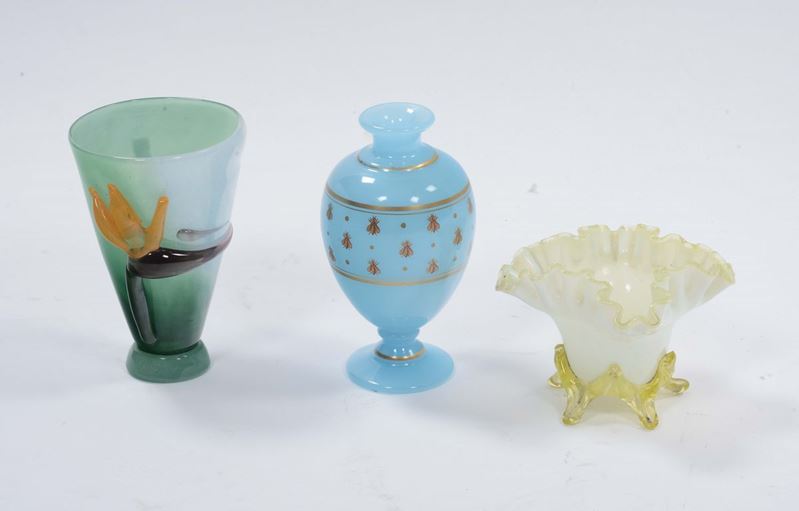 Lotto di tre vasi diversi in vetro  - Asta Antiquariato e Dipinti Antichi - Cambi Casa d'Aste