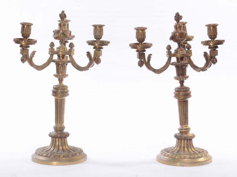 Coppia di candelieri in metallo dorato a quattro luci, XIX secolo  - Auction Antique and Old Masters - Cambi Casa d'Aste