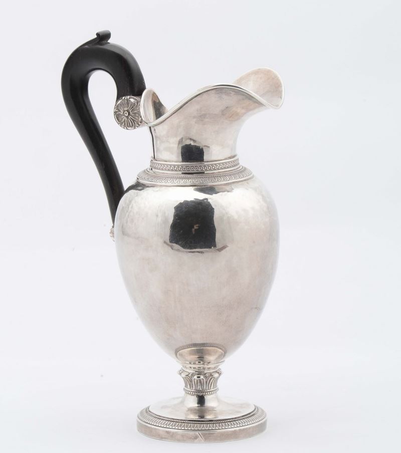 Versatoio in argento con corpo piriforme e base circolare, Francia XIX secolo  - Asta Argenti e Gioielli - Cambi Casa d'Aste