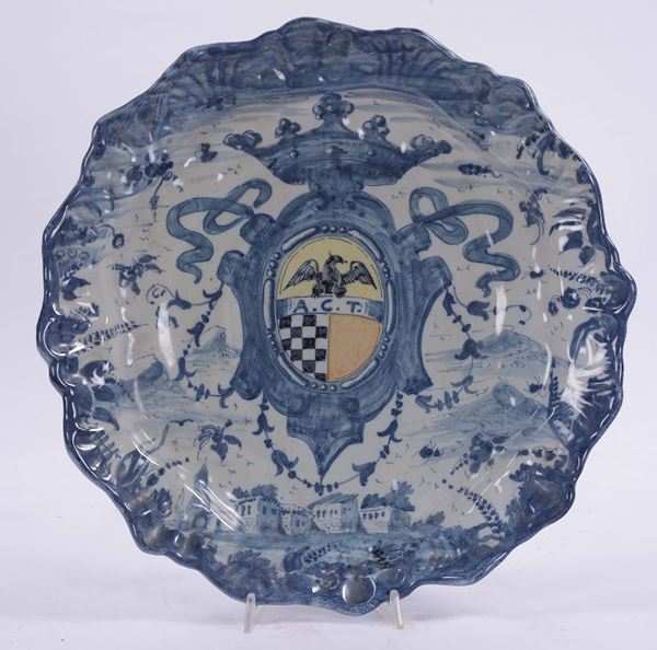 Piatto in maiolica a decoro bianco e blu, Savona, marca lanterna, XX secolo