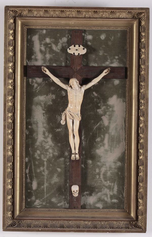 Cristo vivo in avorio scolpito con croce in legno, XVIII secolo