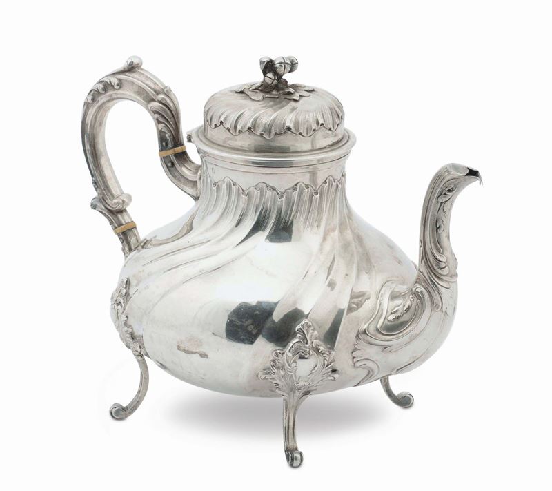 Teiera in argento sbalzato di gusto Roccocò, Francia XIX-XX secolo  - Asta Argenti e Gioielli - Cambi Casa d'Aste