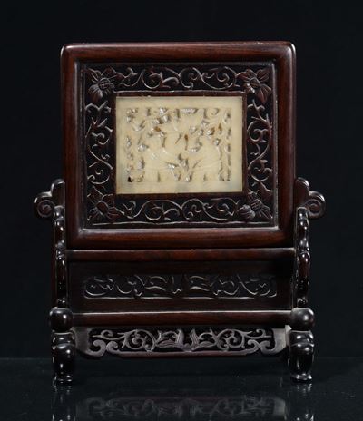 Placca in Giada Gialla Traforata su Base in Legno con Fanciulli, Cina, Dinastia Qing, XIX Secolo