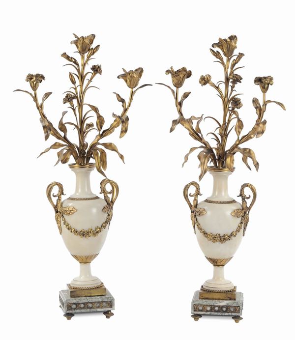 Coppia di vasi in marmo con candelabri in bronzo dorato, Francia XVIII-XIX secolo