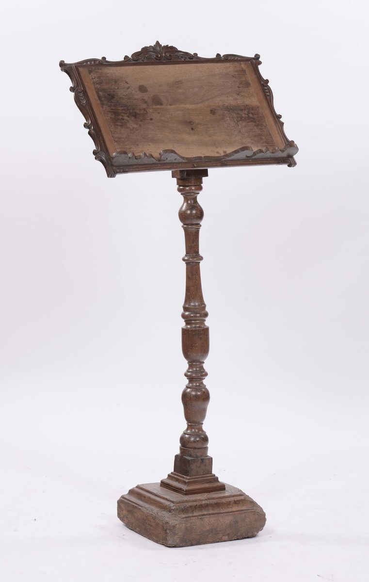 Leggio in noce con fusto tornito, XVIII secolo  - Asta Bartolozzi, Antiquari dal 1887 - Cambi Casa d'Aste