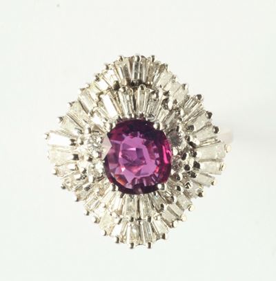 Anello con Rubino Thailandia e Diamanti Taglio Brillante e Tepper a Contorno