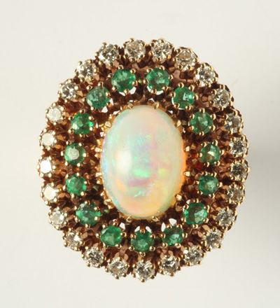 Anello con Opale, Smeraldi e Diamanti a Contorno. U.s.a. Anni 40